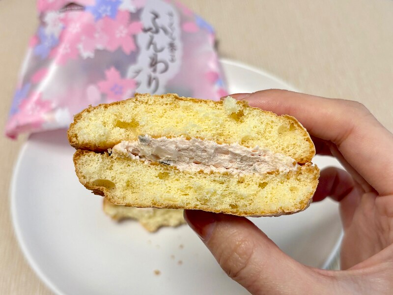 よく見ると、クリームの中にさくらの葉が入っていることが分かります