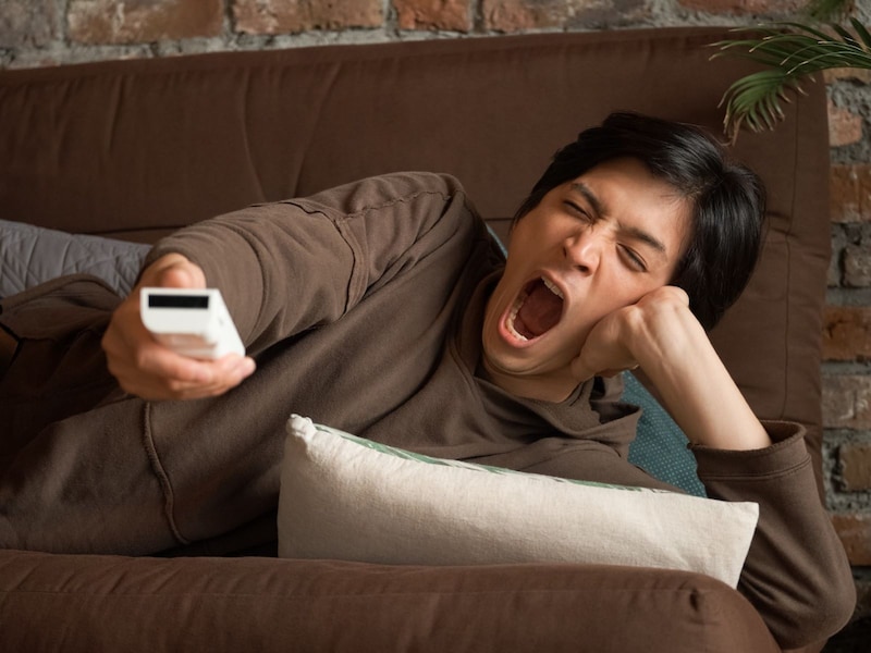 SNSや動画をダラダラ見ながら休日にゴロゴロしたい？