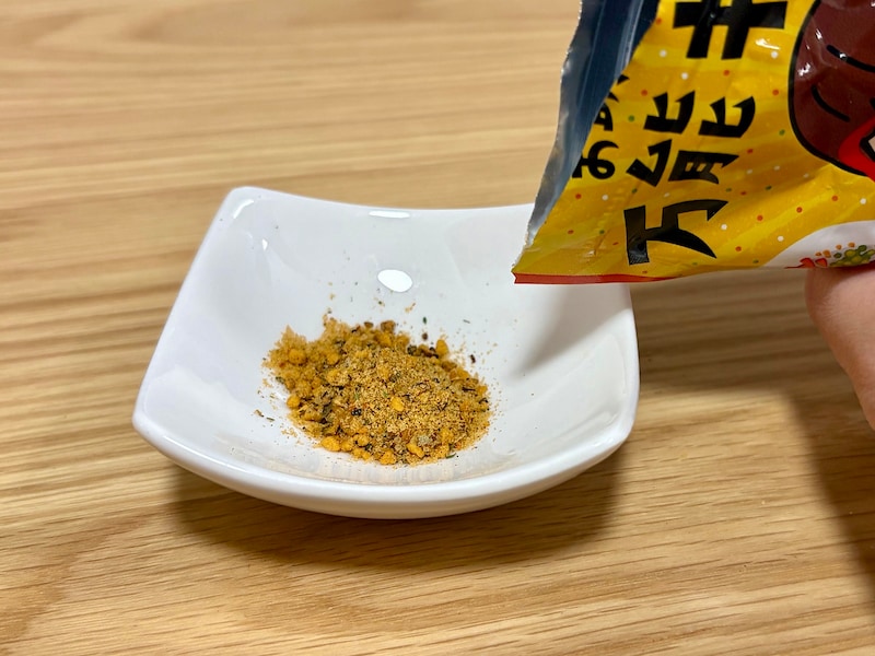 中には食塩、ガーリック、ペッパー、オニオン、パプリカ、粉末しょうゆ、赤唐辛子、バジル、パセリなどが入っています