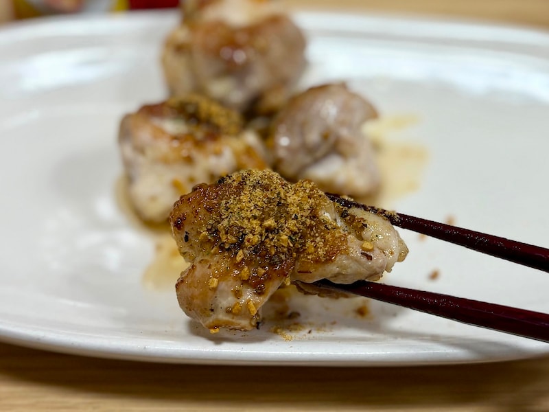 筆者はお肉にかけて食べてみました。目玉焼きにかけても、サラダにかけても相性抜群です