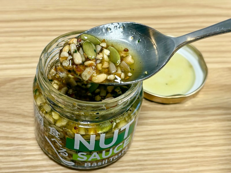 ザクザクのナッツを楽しめるバジル風味のオイルソースです