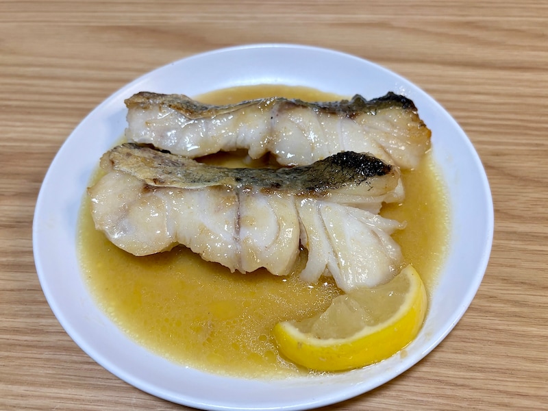 オリーブオイルで炒めた白身魚に、ソースを加えて少し炒めて完成! ※写真にあるレモンの果肉は商品に入っていません