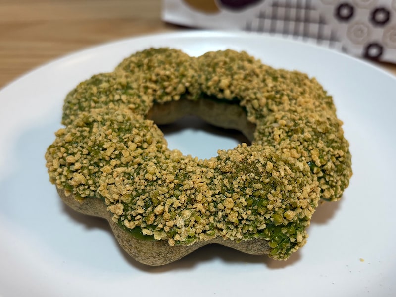 宇治抹茶を練り込んだ生地に、抹茶チョコときな粉クランチがトッピングしてあります