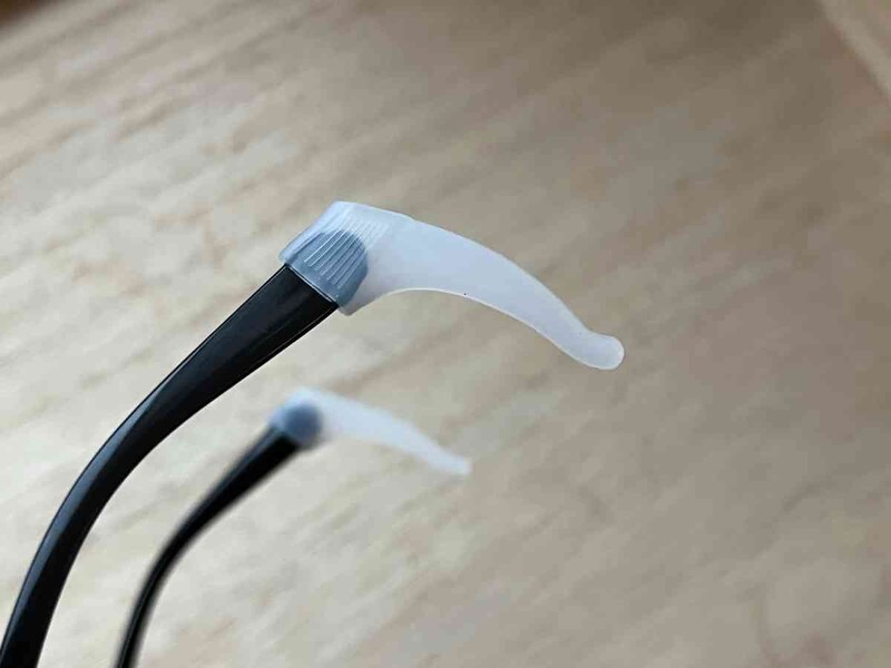 メガネのツルの先端は、セリアの「メガネストッパー」を通しにくいかも