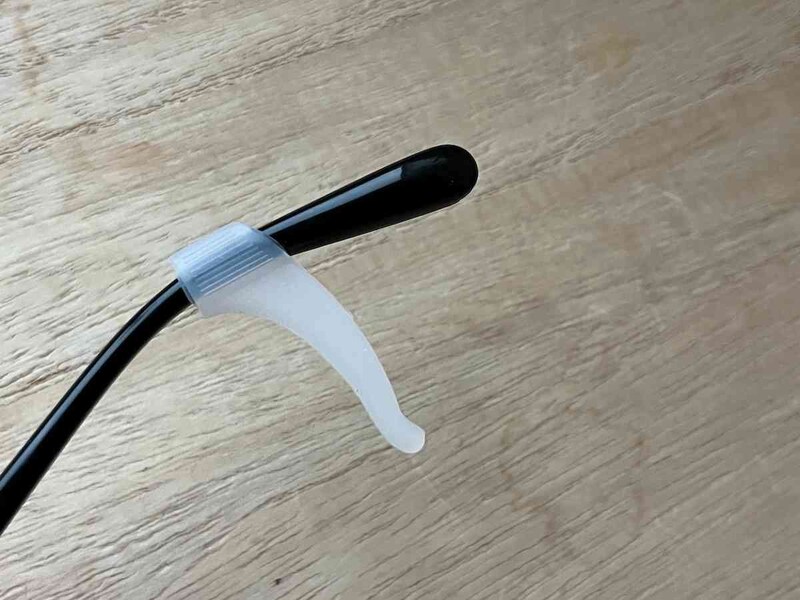 メガネをかけながら、とめる位置を決めよう