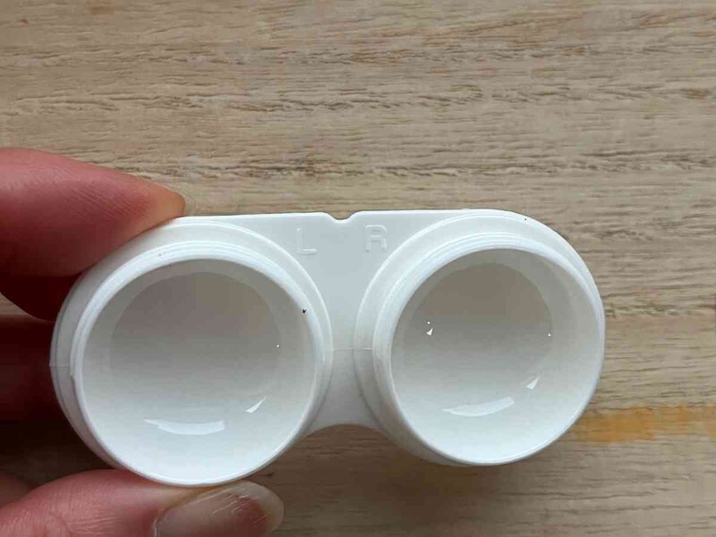 セリアの「ダイヤカット コンタクトケース 2P」のLとRのサイン