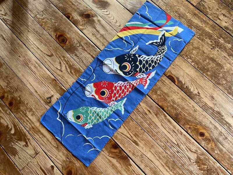 ダイナミックな絵柄ダイナミックな絵柄のセリアの「端午の節句 手ぬぐい風タオル」