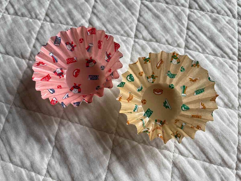 セリアの「おかずカップ こどもの日柄 8号」は2色セット