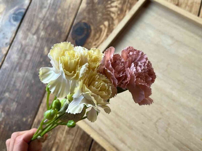 セリアの「インテリアフラワー メロウ カーネーションパンチ」