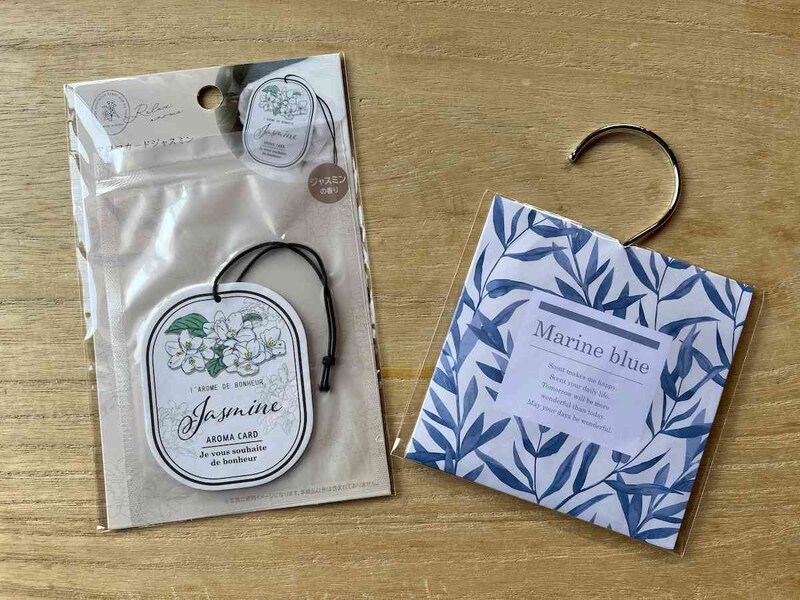 セリアの「アロマカードジャスミン」（左）、「サシェ フック付き マリンブルー」（右）