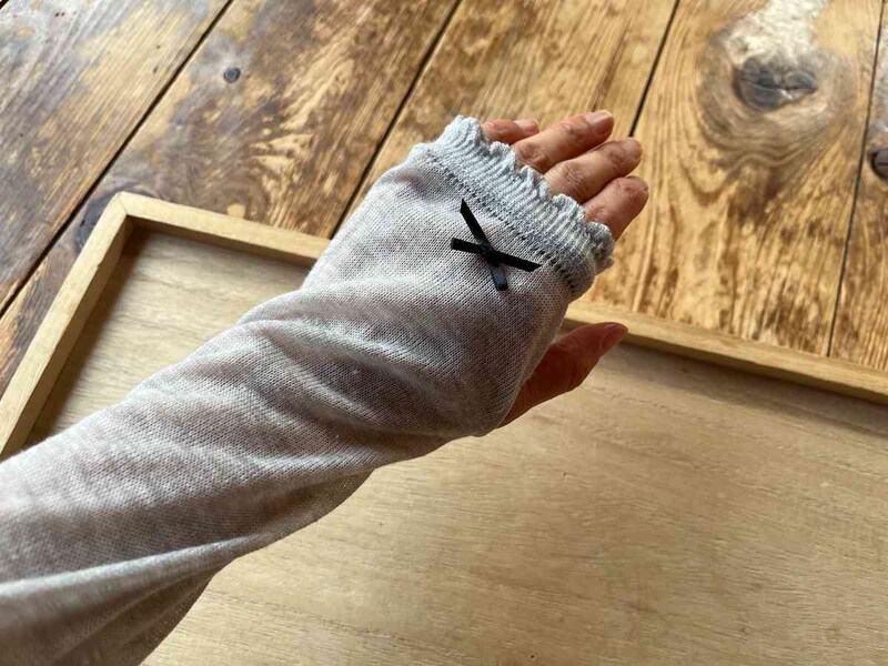 セリアの「アームカバー」はリボンがワンポイントに