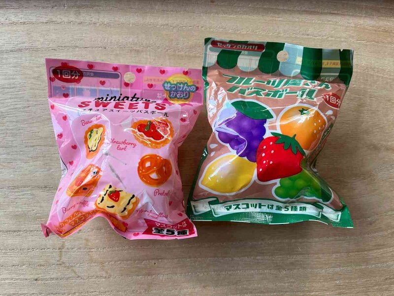 セリアの「ミニチュアスイーツバスボール」（左）、「フルーツ屋さんバスボール」（右）