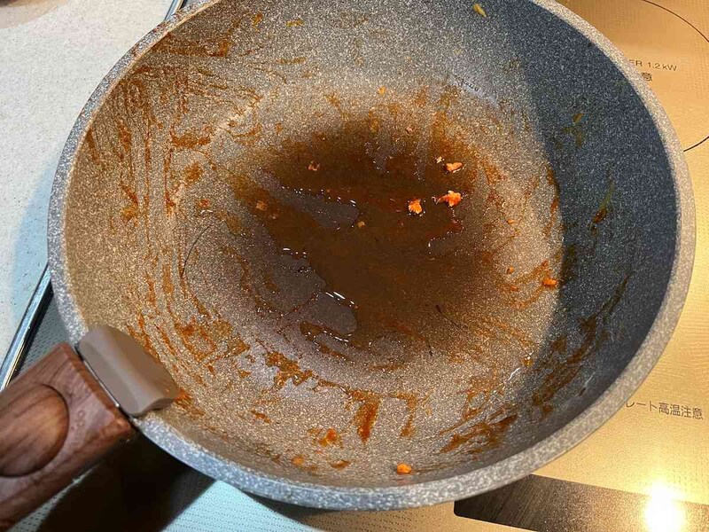 ダイソーとセリアの「スクレーパー」を汚れたフライパンで使ってみる