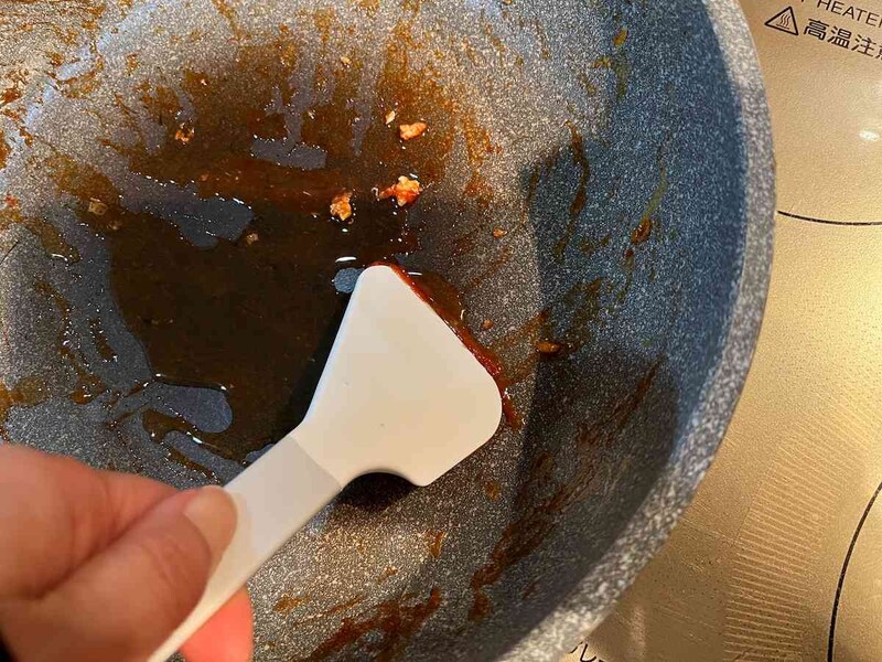 セリアの「水切りカゴにかけられるスクレーパー」で汚れを取っていく