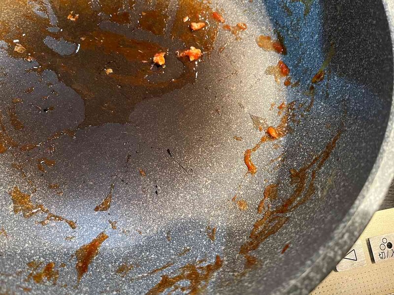 セリアの「水切りカゴにかけられるスクレーパー」が通った後は汚れが取れている