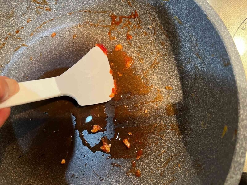 ダイソーの「水切りかごに掛けられるスクレーパー（落ち落ちV）」を使う