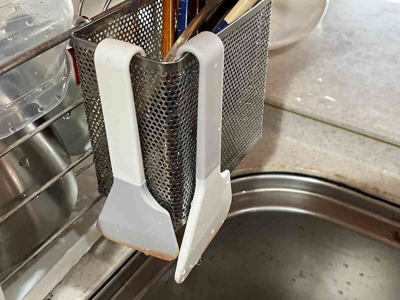 ダイソー、セリア、両方のスクレーパーは水切りかごに掛けられる