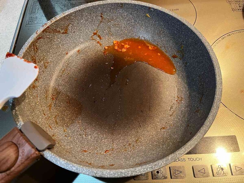 フライパンの汚れがある程度取れると、その後の洗い物が楽になる