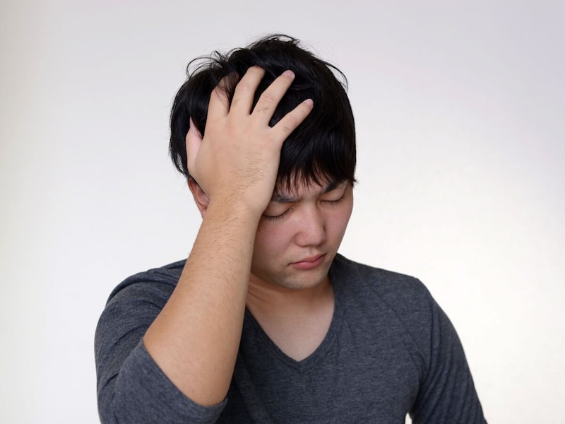 悩む男性
