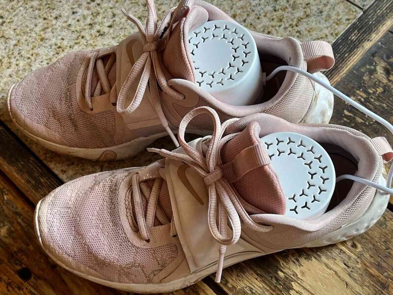 ダイソーの「USB式シューズドライヤー」を靴の中に入れる