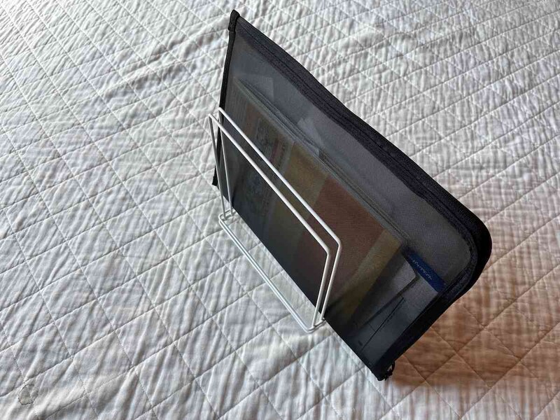 ケースに入った書類を立てかける