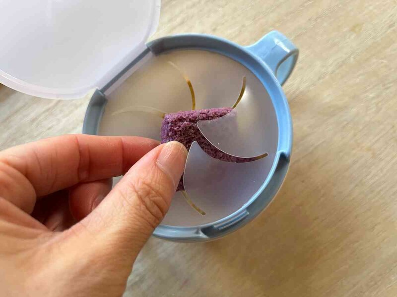 セリアの「ハンドル付き スナックケース」にはうずまきシートがあり、お菓子がこぼれにくくなっている