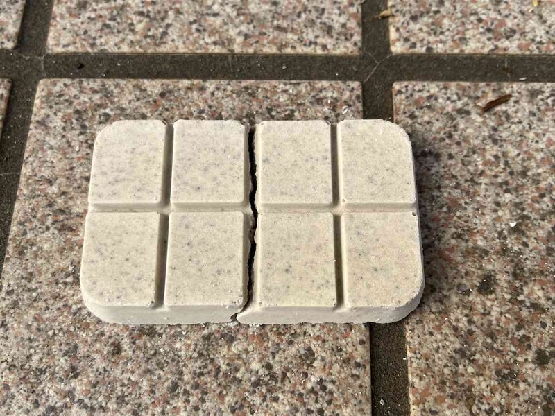 ダイソーの鳩よけ「臭いで寄せ付けない！ドバト60日 8個入り」はミントのような臭い