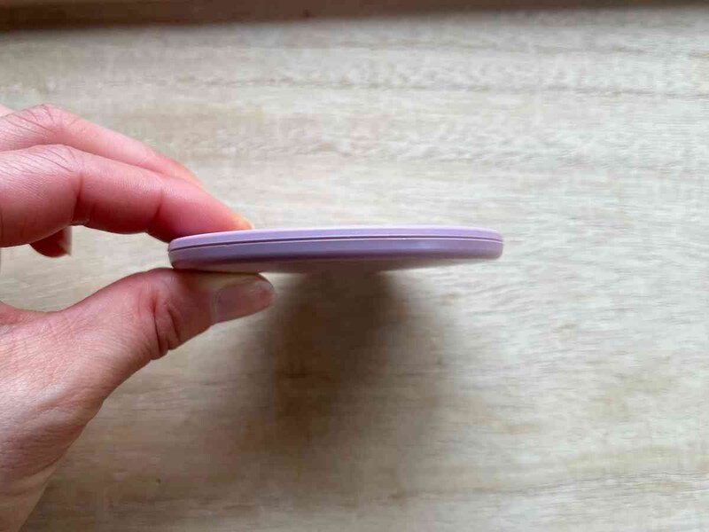 セリアの「カードミラー」はとても薄い