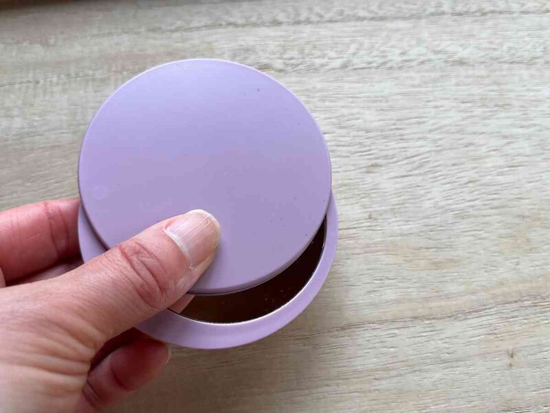 親指に力を入れてずらす