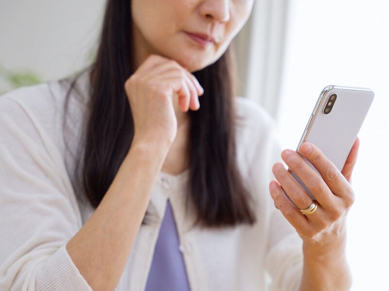 離婚する夫婦は相手の「スマホを見ること」へ執着する