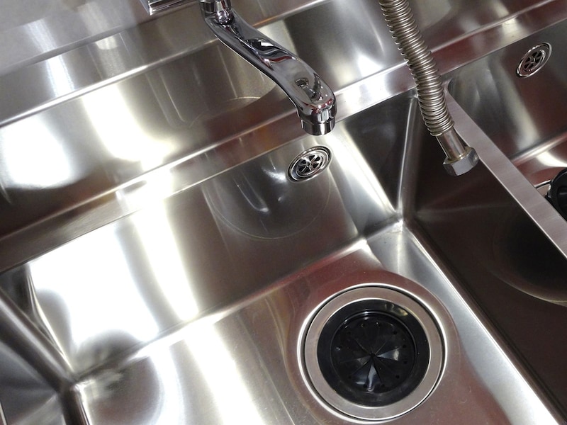 光沢のあるシンクや蛇口にメラミンスポンジはNG