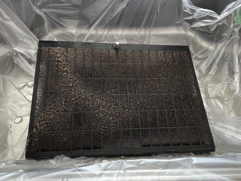 換気扇フィルターは中性洗剤を水で薄めたもので洗う