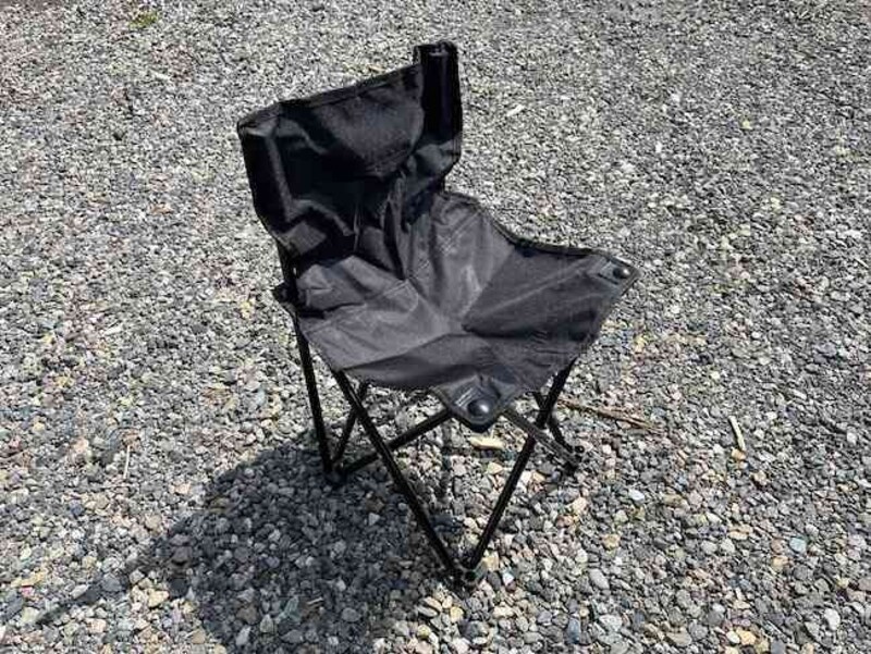 ダイソーの「折りたたみアウトドアチェア（収納袋付、背もたれ付）」は簡単に使える