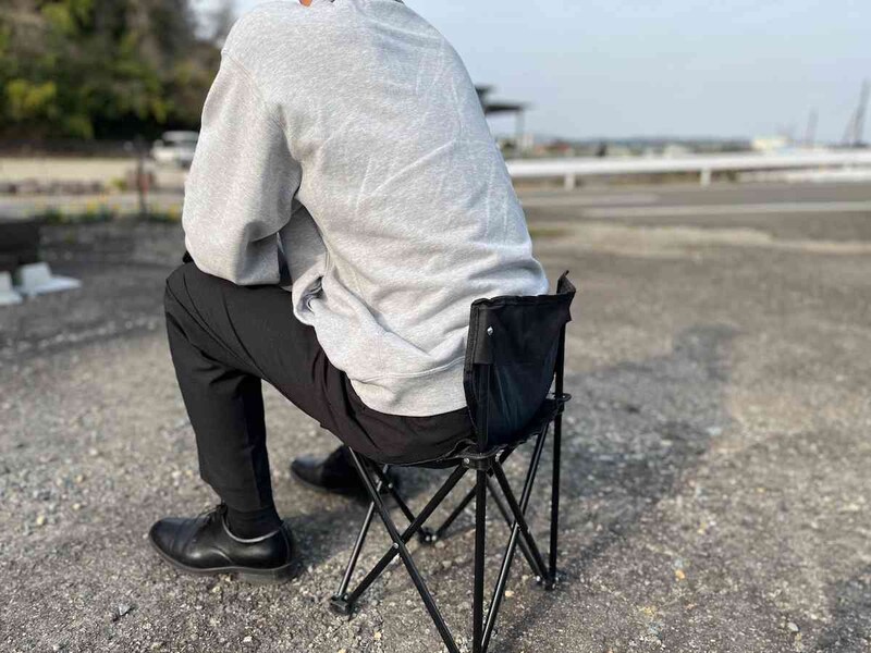 身長178cmの人が座っている