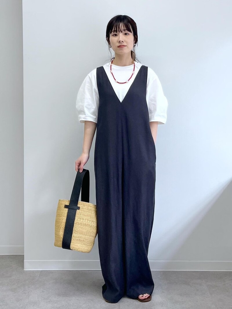 Vネックのサロペットで楽ちんかつおしゃれにまとめて 出典:WEAR