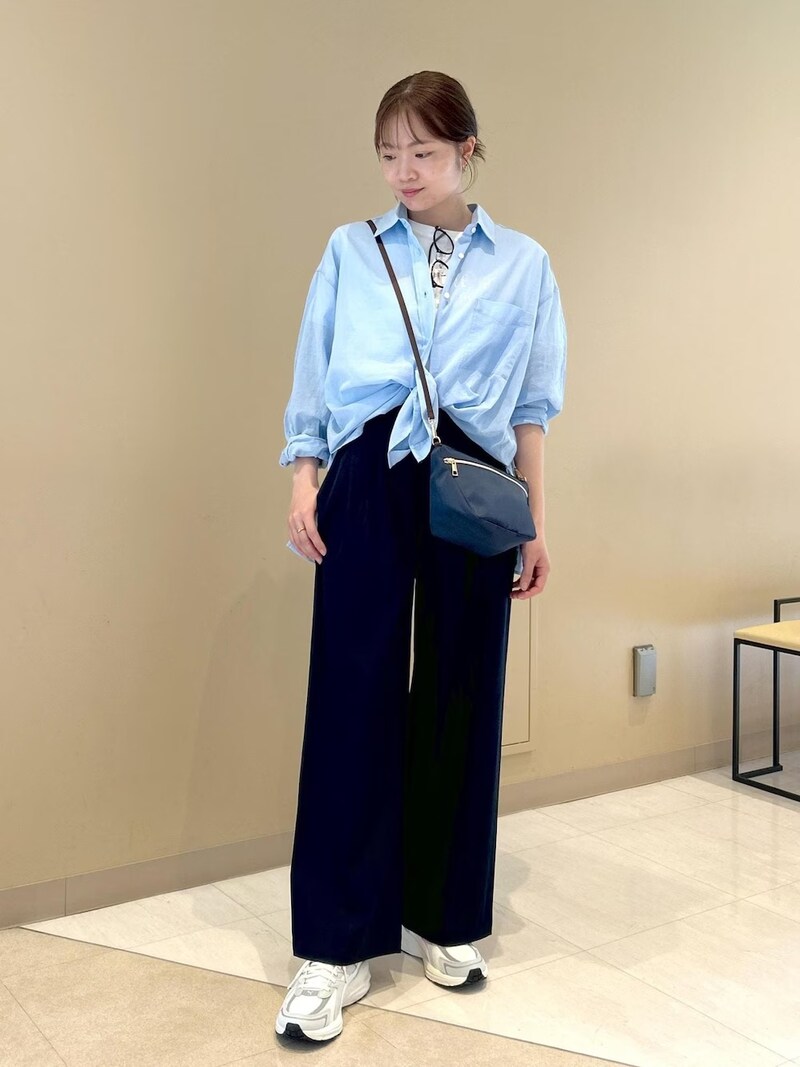 ライトブルーのシャツ&ネイビーのパンツでさわやかに 出典:WEAR