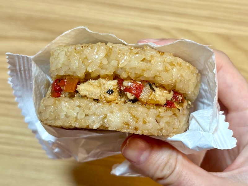 鶏肉と野菜がたっぷりと入っていてボリューミー。ご飯がふわふわでガパオとの相性抜群です