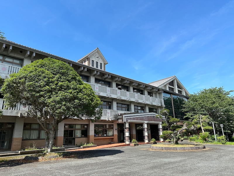 CAMPiece君津。千葉県君津市の旧亀山中学校と隣接する旧坂畑小学校の2校の跡地を利用した廃校キャンプ場