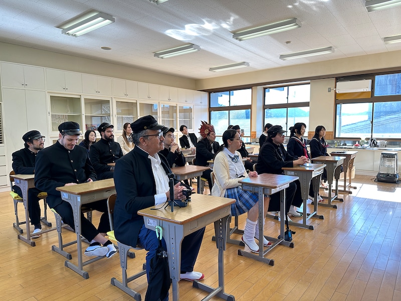 さまざまな国の旅行者が参加する一日学校体験
