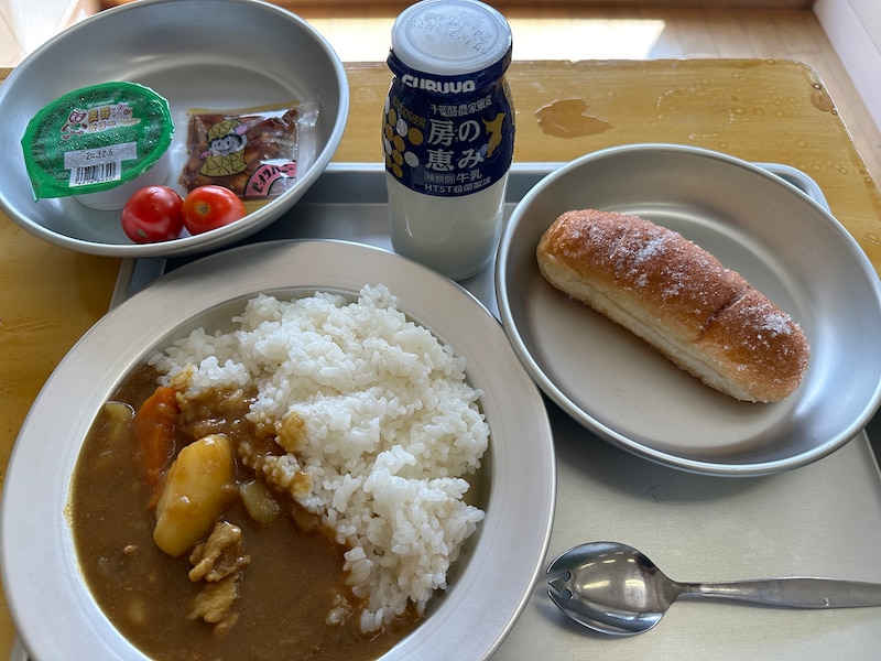 給食。メニューはカレー、揚げパン、麦芽ゼリー、ハニーピーナッツ