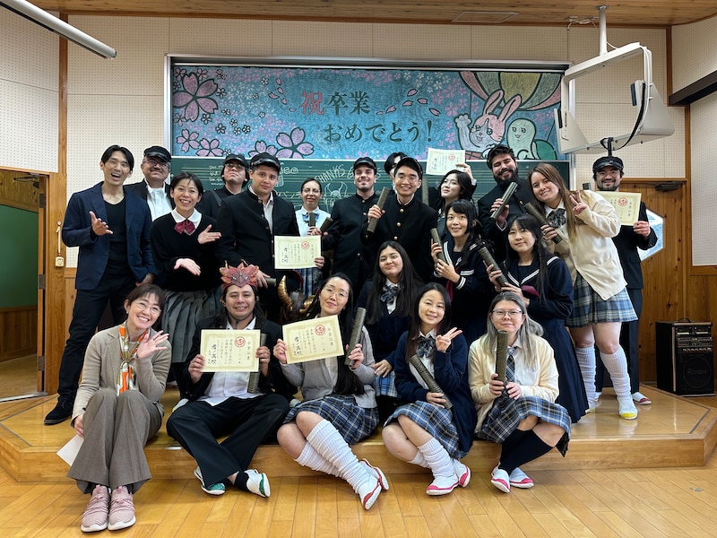 卒業式。卒業証書も授与される