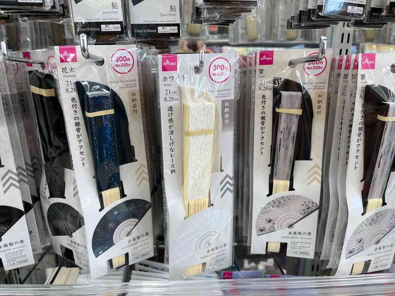 ダイソーの「レース扇子」