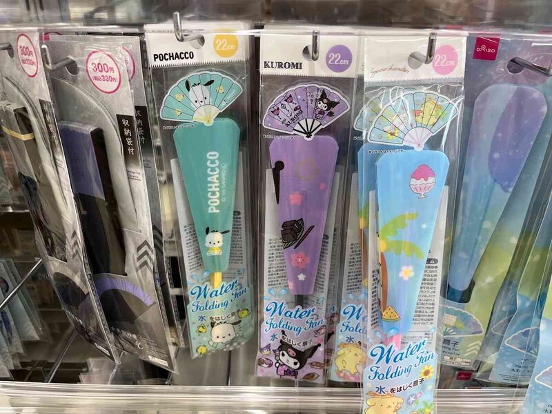 ダイソーのサンリオキャラクターの「水をはじく扇子」