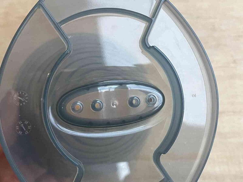 ダイソーの「ダブルコーヒードリッパー」には穴が4つある