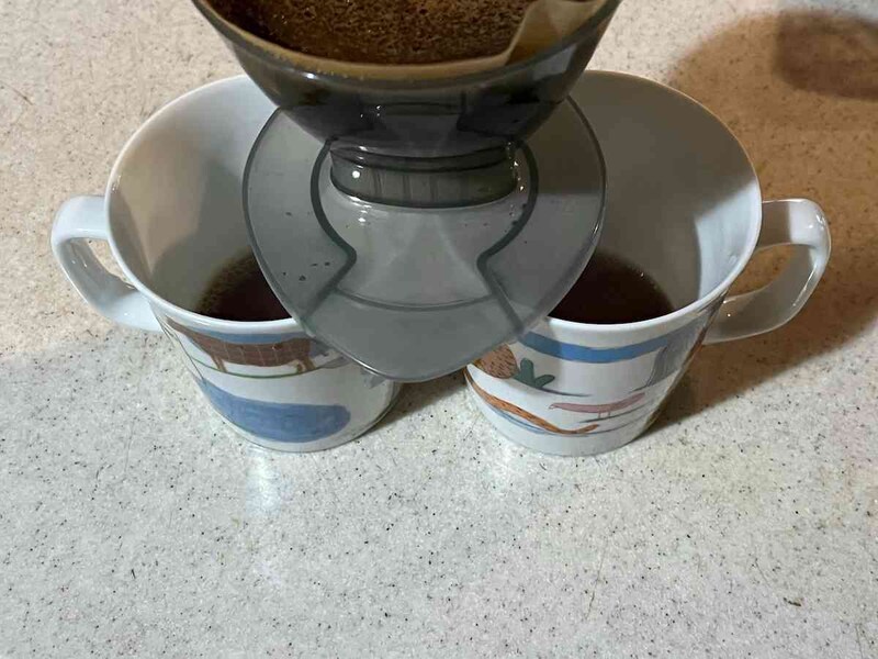 お湯を注ぐと、コーヒーがドリップされる