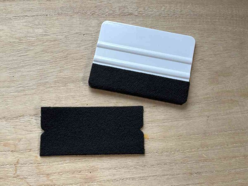 ダイソーの「スキージー（交換フェルト付）」はヘラのような形をしている