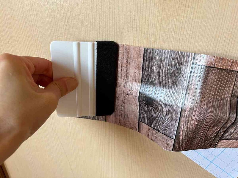 ダイソーの「スキージー（交換フェルト付）」を使ってリメイクシートを貼っていく
