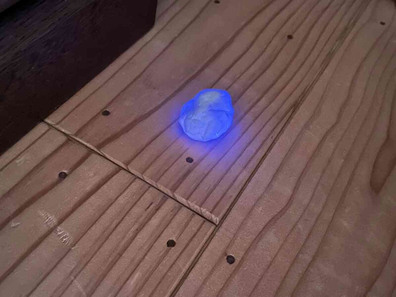 セリアの「ひかるかみねんど」は太陽や蛍光灯の光に当てておくと光る