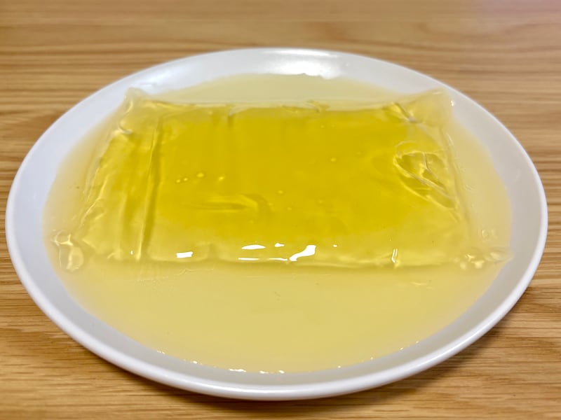 袋を開けると長方形のゼリーが出てきました！ つるんとしているのでこぼれないようご注意を