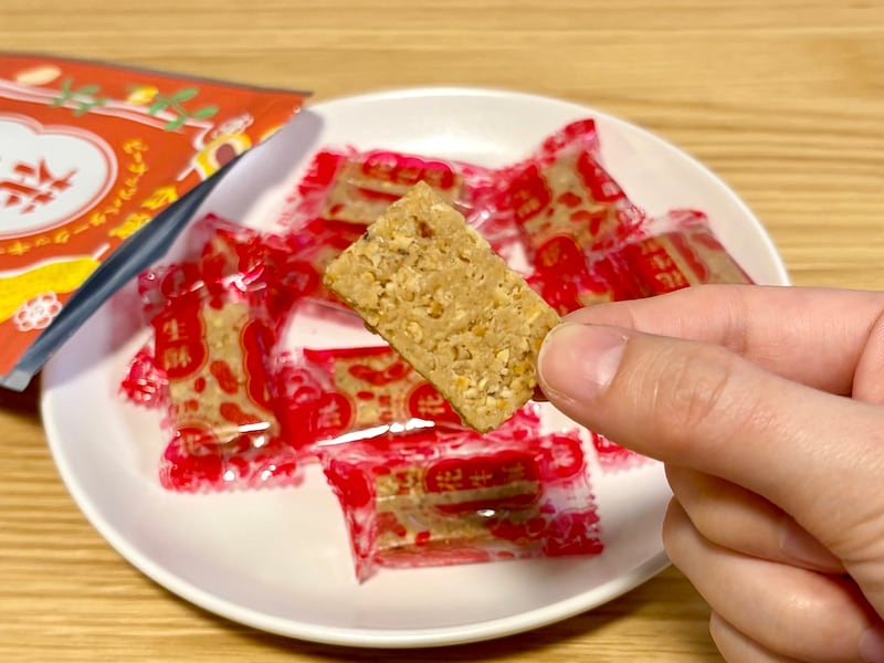 シンプルなビジュアルですが、ピーナッツの風味がガツンときて一度食べたら止まらなくなるおいしさです